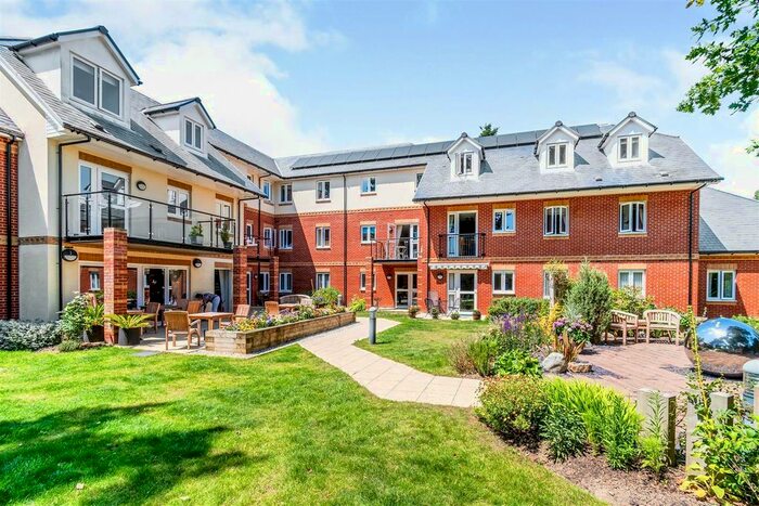 2 Bedroom Flat For Sale In Coppice Gate, Dibden Purlieu, Southampton, SO45