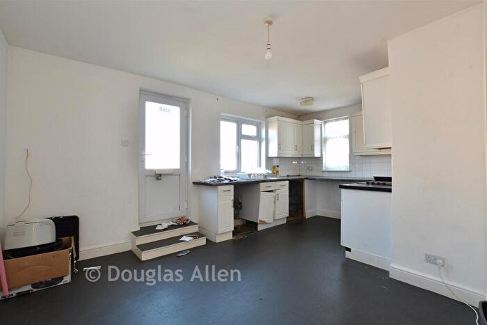 3 Bedroom Maisonette For Sale In Chigwell Road, Woodford Green, Essex, IG8