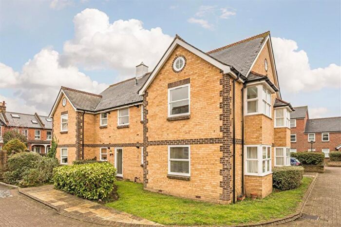 2 Bedroom Flat To Rent In Dovecote Gardens, Sheen, SW14