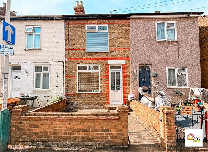 2 Bedroom Terraced House For Sale In Cowper Road, Rainham, RM13