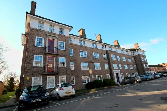 2 Bedroom Flat To Rent In Bishopric Court, Horsham, RH12
