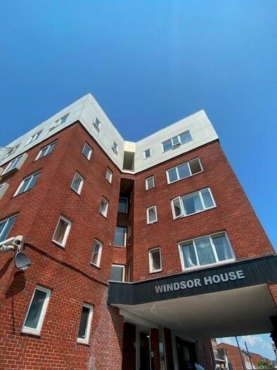 1 Bedroom Flat To Rent In Canal Walk, Portsmouth, Hampshire, PO1