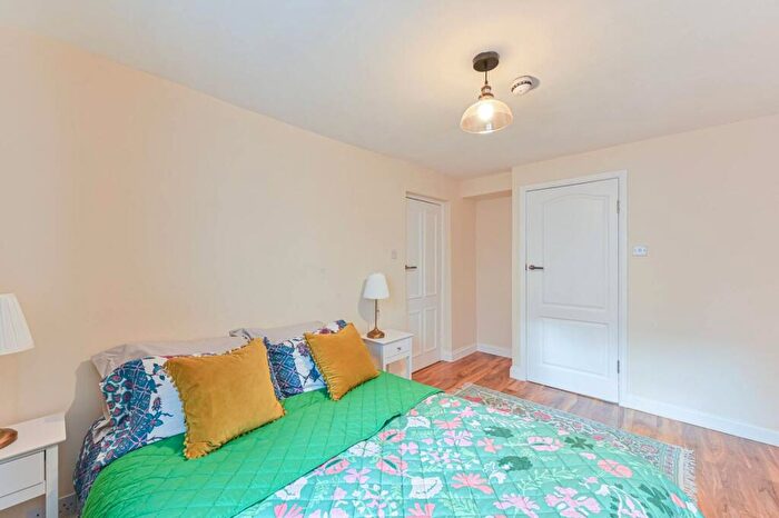 2 Bedroom Flat For Sale In Maude Road, Camberwell, London, SE5