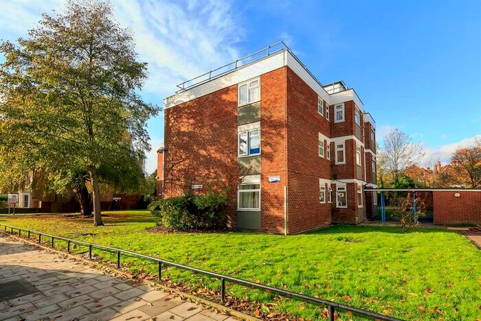 2 Bedroom Flat To Rent In Madeira Road, London, SW16