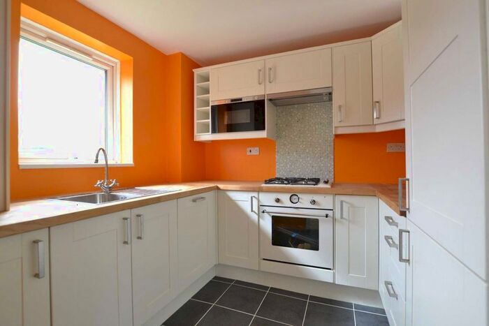 2 Bedroom Flat To Rent In Larch Close, London, N11