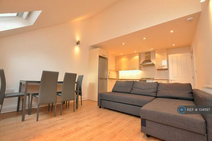 2 Bedroom Flat To Rent In High Road, London, N2