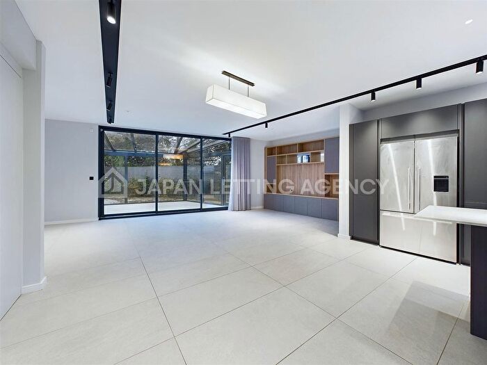 5 Bedroom Semi-Detached House To Rent In The Vale, London, NW11