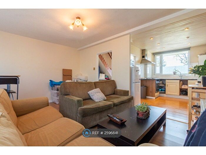 3 Bedroom Flat To Rent In Jamaica Rd, London, SE16