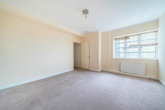 2 Bedroom Flat To Rent In Vicarage Gate, London, W8