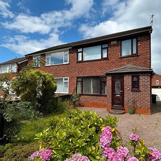 3 Bedroom Semi-detached House For Sale In Rands Clough Drive, Worsley, Manchester, M28