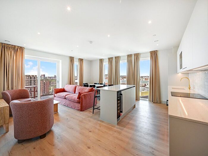 3 Bedroom Flat To Rent In Draycote, Caversham Rd, NW9