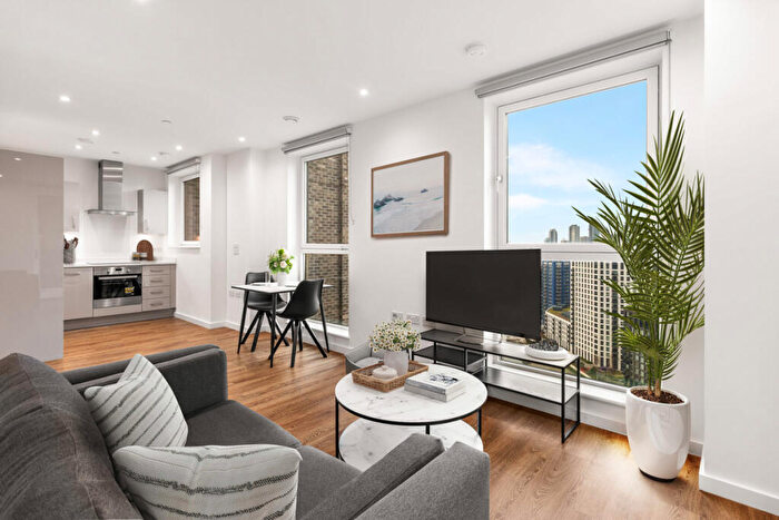 Flat To Rent In Fizzy Ea A - Silvertown Way, London, E16