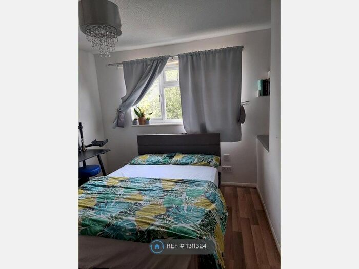 2 Bedroom Semi-Detached House To Rent In Manordene Road, Thamesmead SE28