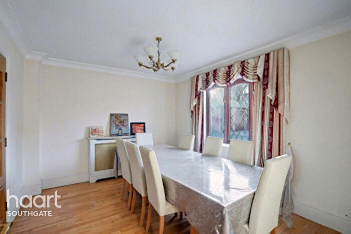 5 Bedroom Detached House For Sale In Ridgemead Close, London, N14