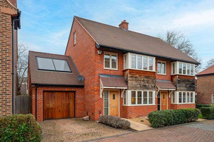 4 Bedroom Semi Detached House For Sale In Middleton Close, Cambridge, CB4