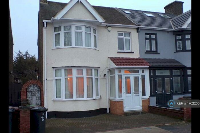 3 Bedroom End Of Terrace House To Rent In Wilmington Gardens, Barking, IG11