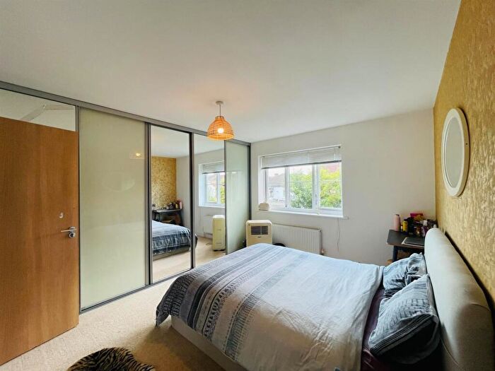5 Bedroom Detached House To Rent In Bedroom Detached House, Lindale Close, Ilford - £ Pcm, IG4