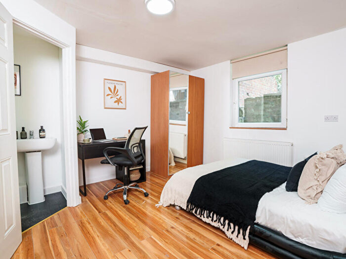 Apartment To Rent In Apt B, Regent Park Terrace #, LS6