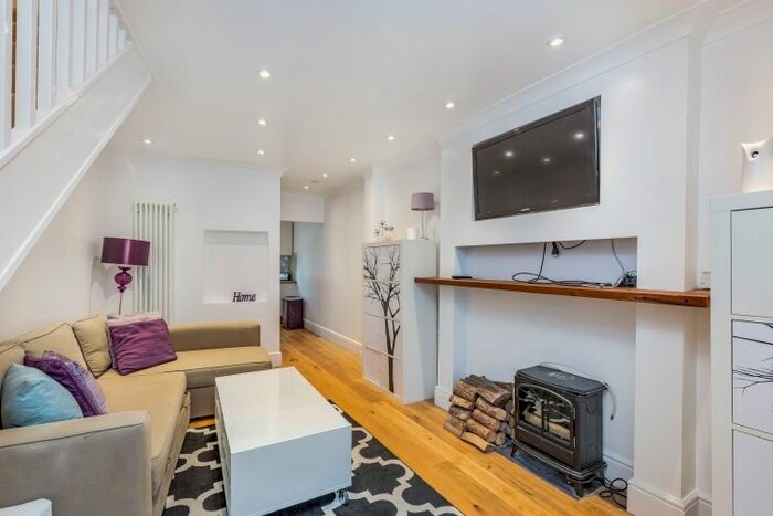2 Bedroom Flat To Rent In Caxton Road, London, W12