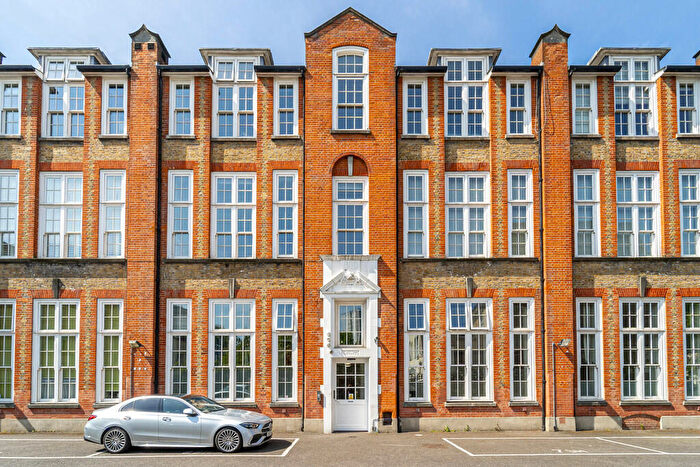 1 Bedroom Apartment For Sale In Tollington Road, Islington, London, N7