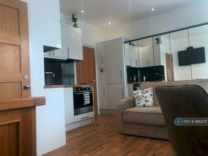 Studio To Rent In Catford, London, SE6