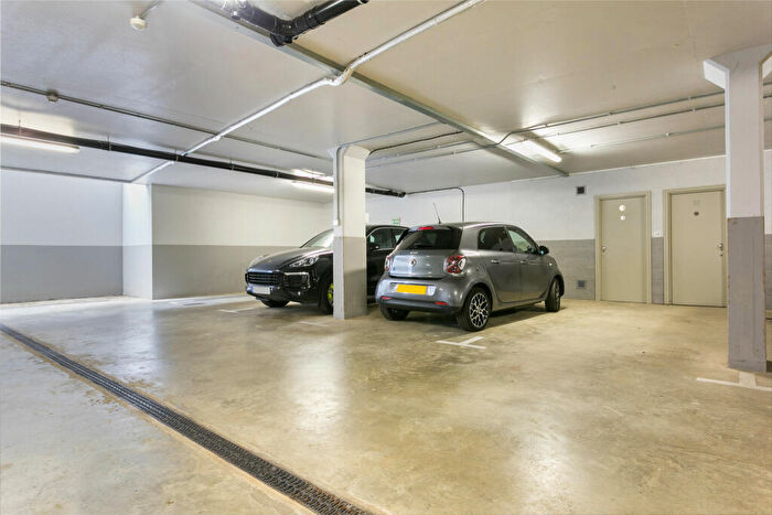 2 Bedroom Flat For Sale In Kingswood, Ascot, SL5