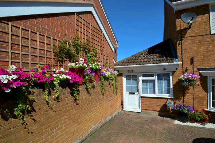 1 Bedroom Flat To Rent In Clare Close, Elstree, Borehamwood WD6