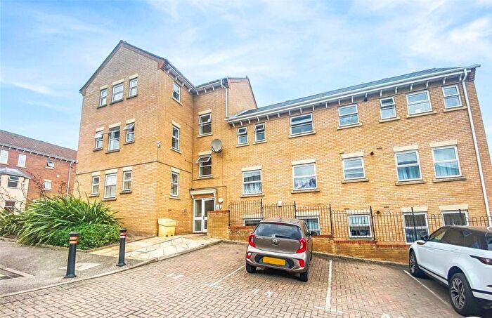 2 Bedroom Flat For Sale In Steven Close, Chatham, ME4