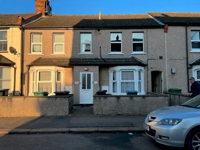 1 Bedroom Flat To Rent In - Queens Avenue, Watford, WD18