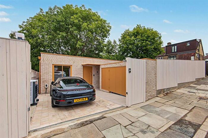 2 Bedroom Bungalow To Rent In Friary Way, London, N12