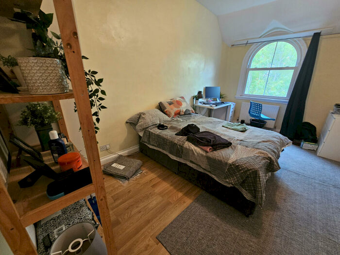 2 Bedroom Flat To Rent In Delph Court, Leeds, LS6