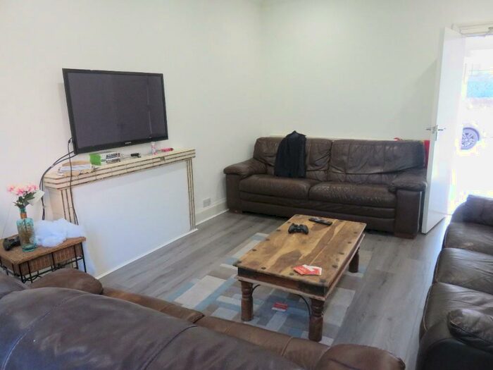 8 Bedroom Detached House To Rent In Derby Road, Nottingham, NG7