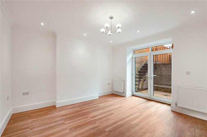 2 Bedroom Flat To Rent In Bow Road, Bow, London, E3