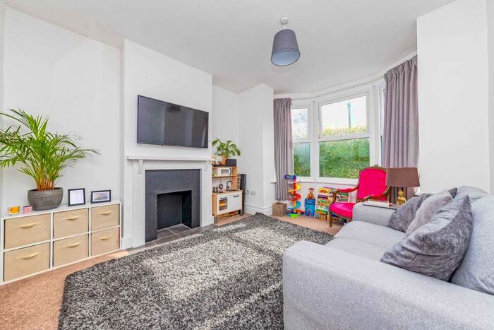 2 Bedroom Flat To Rent In Kitchener Road, London, N2