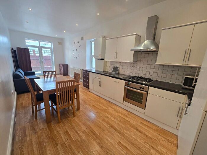 2 Bedroom Flat To Rent In East End Road, London, N2
