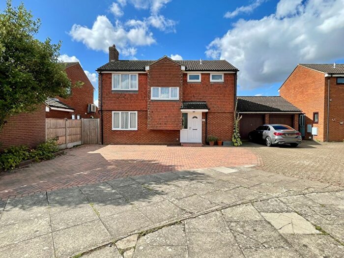 4 Bedroom Detached House For Sale In Mountbatten Drive, Biggleswade, SG18