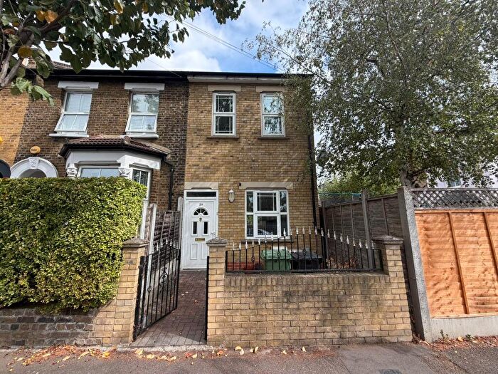 2 Bedroom Semi Detached House To Rent In Shaftesbury Road, E17