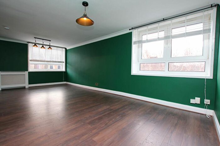 3 Bedroom Flat To Rent In The Vennel, Linlithgow, EH49