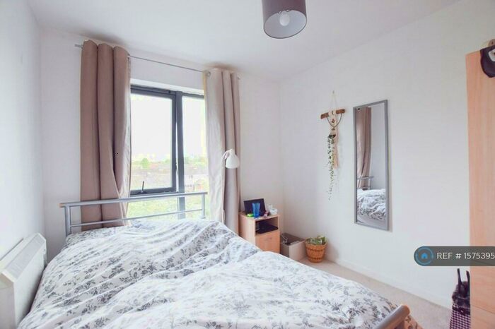 2 Bedroom Flat To Rent In Quay, Salford, M5