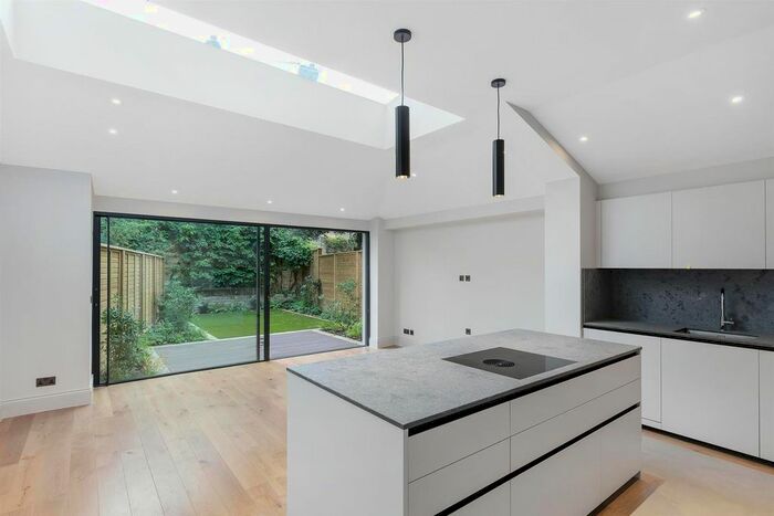 3 Bedroom Flat To Rent In Hurlingham Road, London, SW6