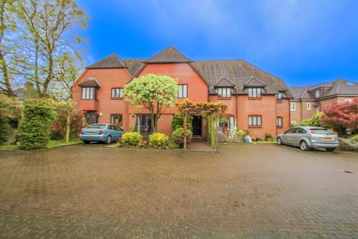 2 Bedroom Flat To Rent In Ashmoor Lodge, Beech Walk, Mill Hill, NW7