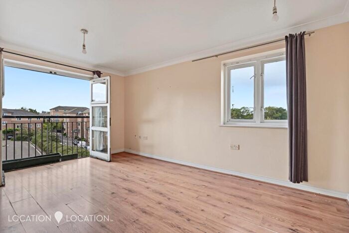 2 Bedroom Flat For Sale In Buxhall Crescent, London, E9