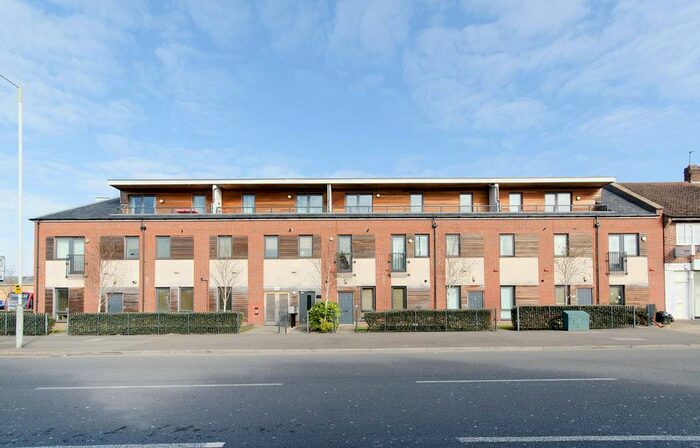 3 Bedroom Flat To Rent In Station Approach., South Ruislip, HA4