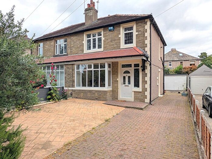 3 Bedroom Semi Detached House To Rent In Garden Road, Brighouse, West Yorkshire, HD6