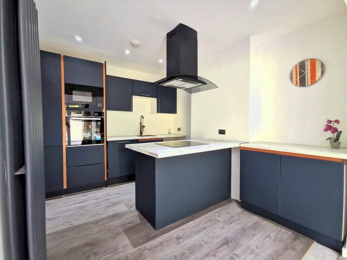 3 Bedroom Maisonette To Rent In Fernwood Crescent, London, N20