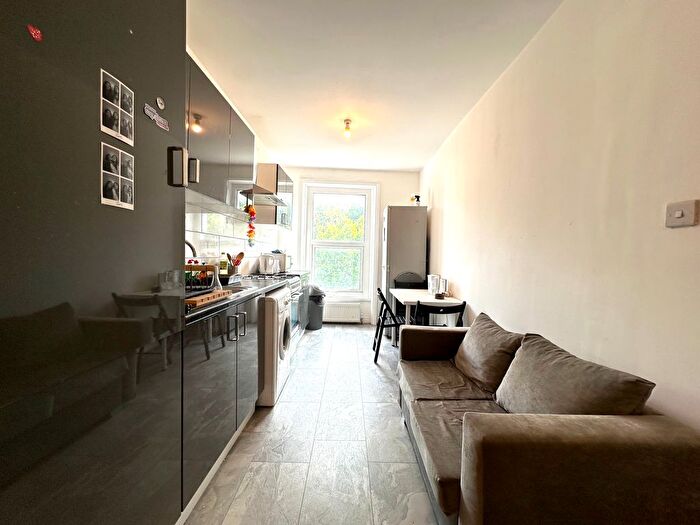 2 Bedroom Flat To Rent In Mile End Road, Mile End, E1