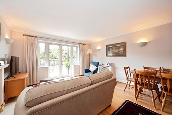 2 Bedroom Flat For Sale In Portsmouth Road, Cobham, Surrey, KT11
