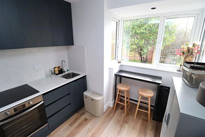 2 Bedroom Flat To Rent In Sandall Close, London, W5