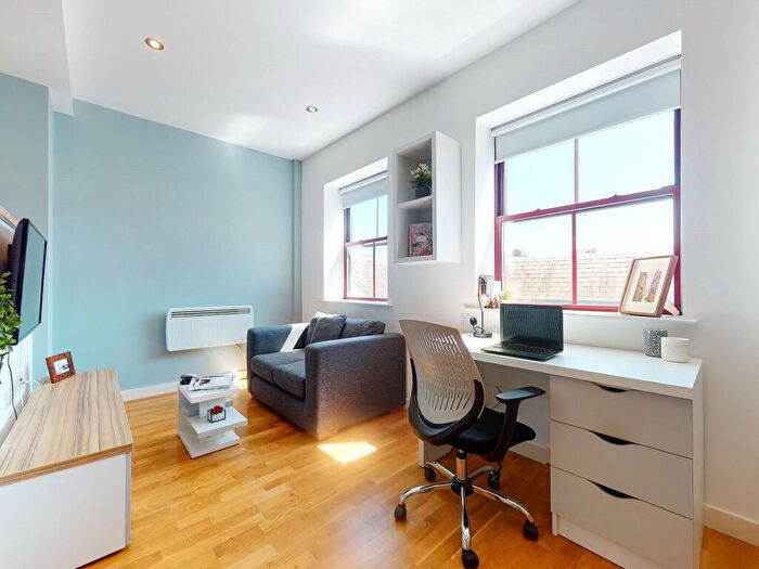 Apartment To Rent In Apt, Crown Residence #, LS1