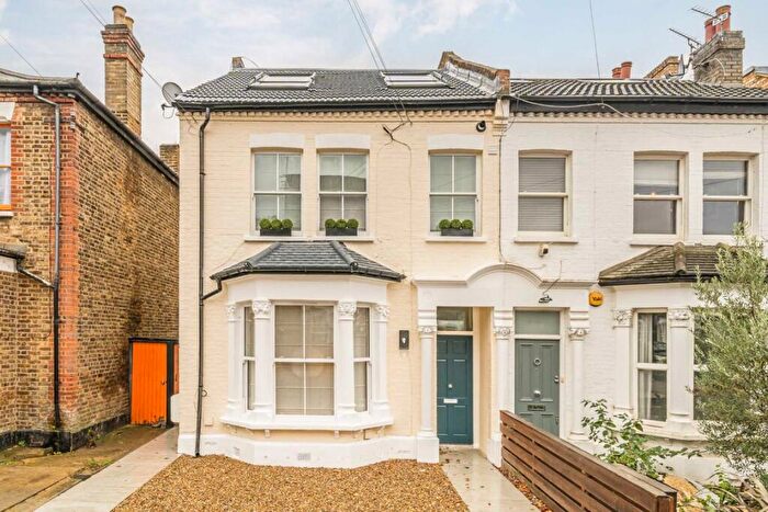 3 Bedroom Flat For Sale In Byrne Road, Balham, SW12